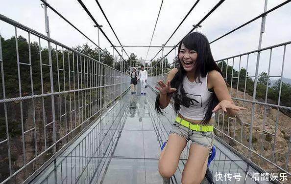 玻璃栈道上总会看到游客各种奇葩反应，最后一位男生不至于吧