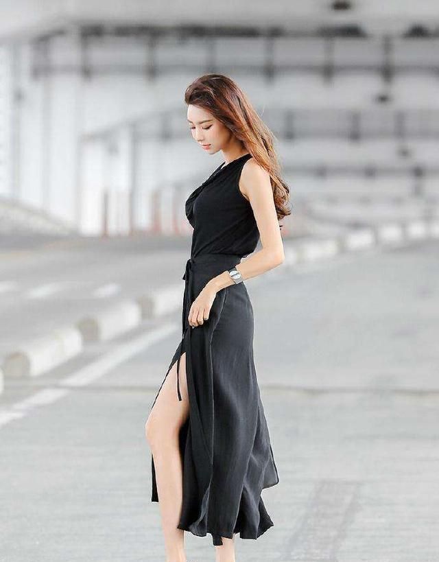  [修长]街拍：美女身穿紧身裙，修长双腿十分抢眼，高挑靓丽