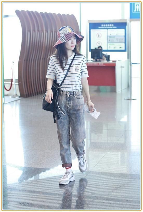 董璇是辣妈,霍思燕也是辣妈,二人同穿条纹T恤,差距竟如此尴尬