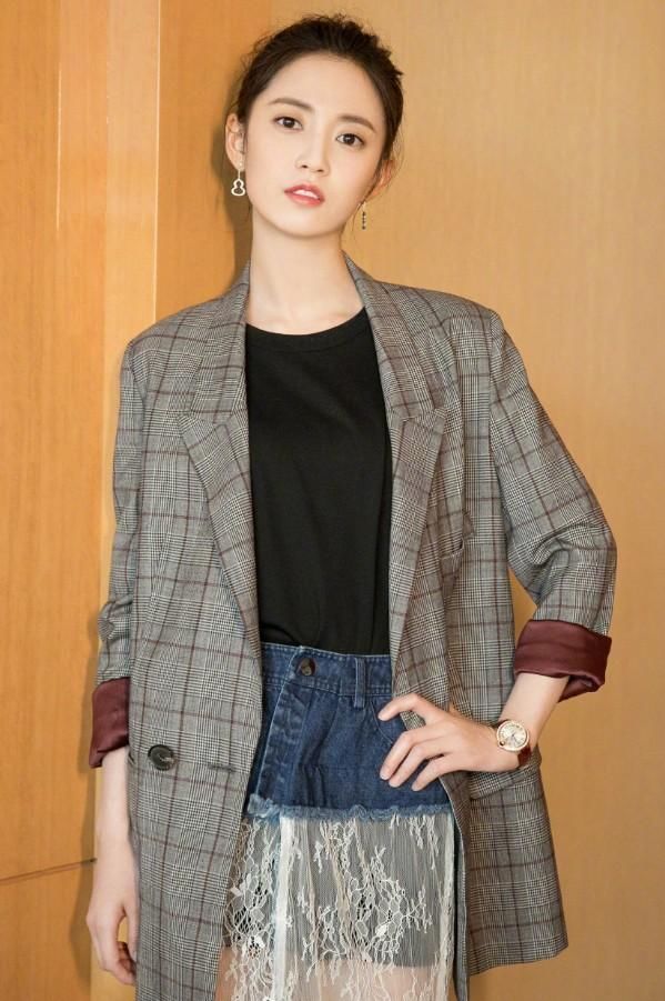 凉鞋配丝袜土？可陈钰琪拿凉鞋配棉袜照样时髦，网友：时尚靠脸！