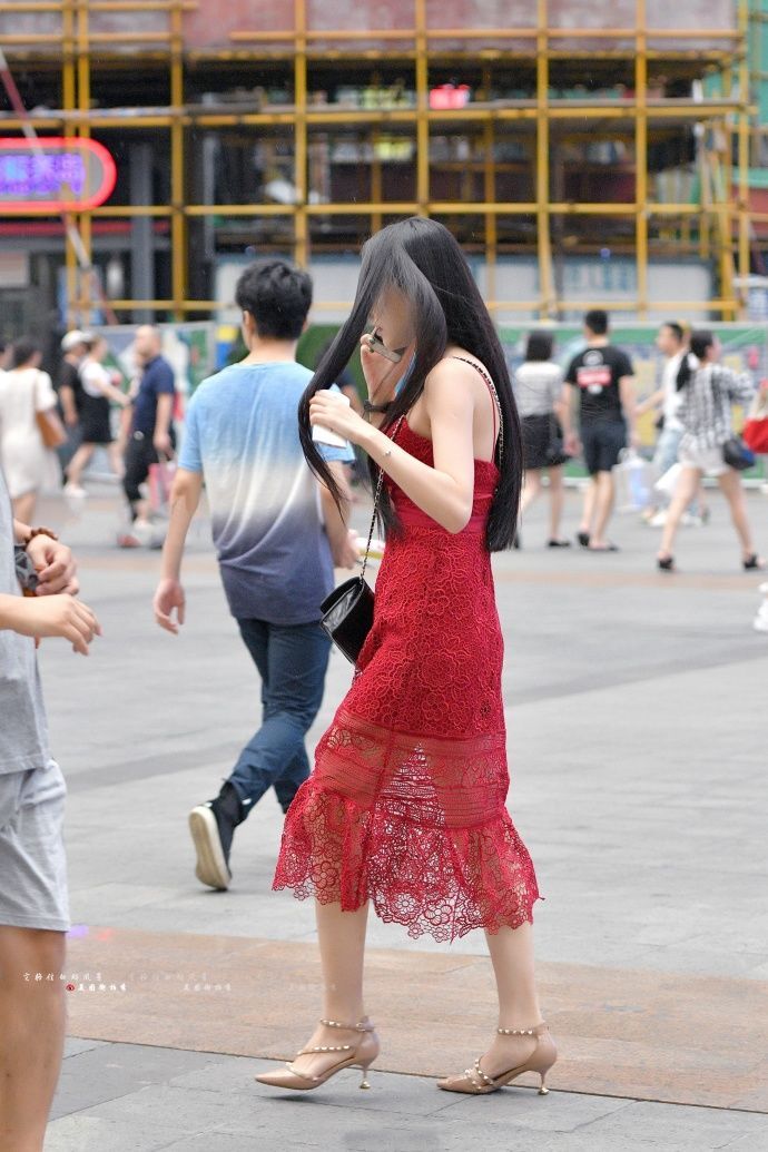 路人街拍，吊带镂空连衣裙，红红火火的美丽