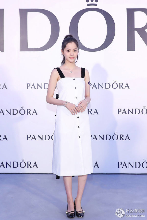 简约优雅的纽扣元素，显瘦复古今夏必备!