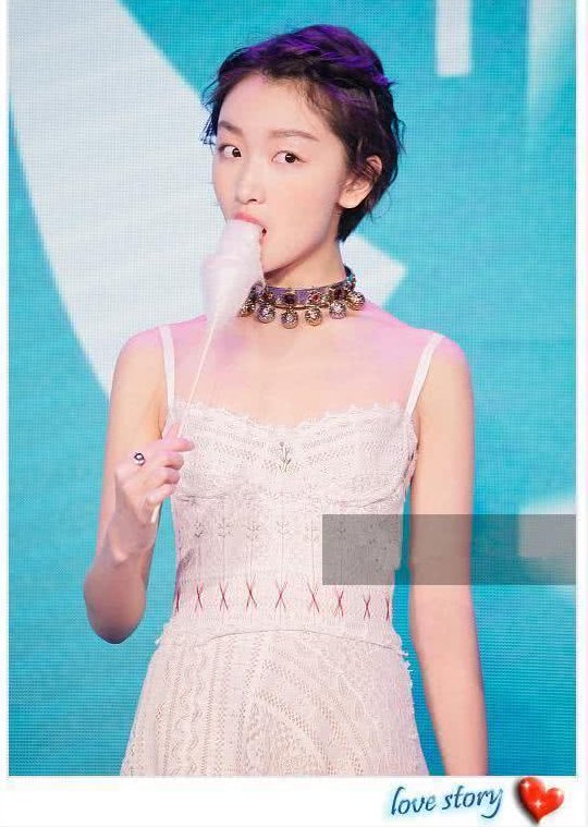看了袁姗姗蕾丝裙，再看看周冬雨，才知道女人和女孩的差距有多大