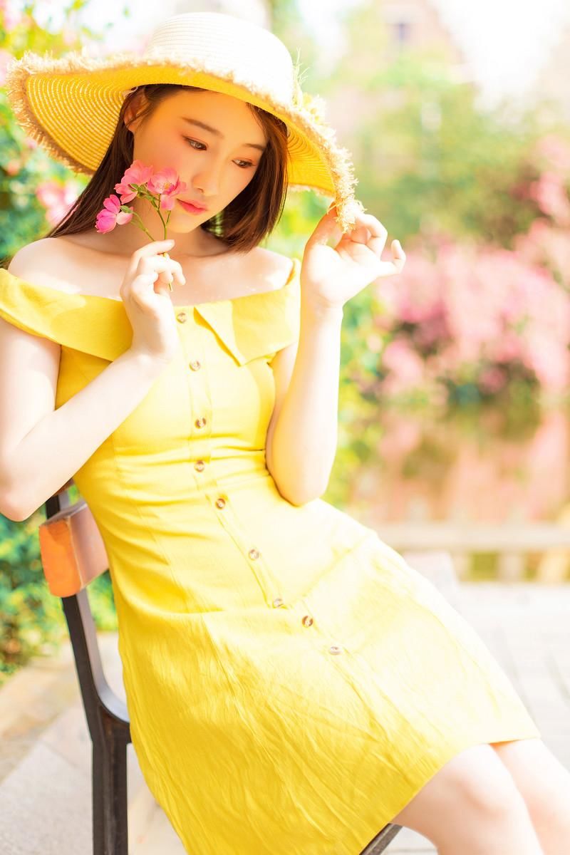 黄裙美女性感露肩户外写真图片