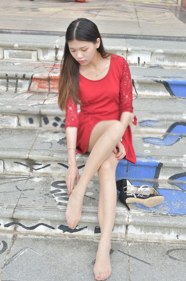 精致小女人肉丝高跟鞋上街，坐在台阶上大秀丝袜美腿，女人味十足
