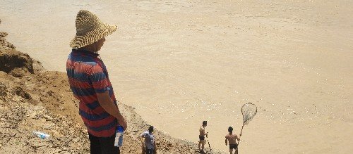 无人机航拍黄河泄洪，发现5个人水里冒险捞鱼，一根绳子防溺水