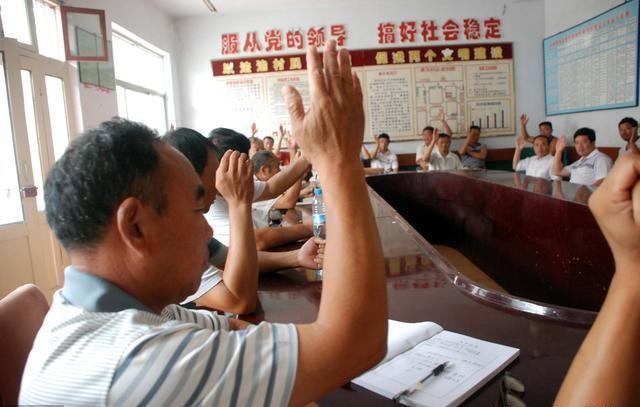 村民都抢着当村干部，村干部月工资标准出炉了！