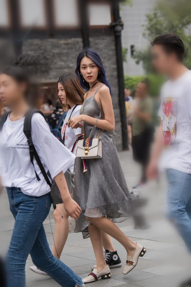 街拍 夏天牛仔短裤和连衣裙哪个更时尚好看？反正我喜欢图4的姐姐