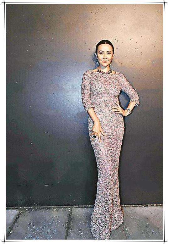 刘嘉玲素颜逛街被偶遇, 皮肤蜡黄似大妈, 网友: 终于相信你53岁了