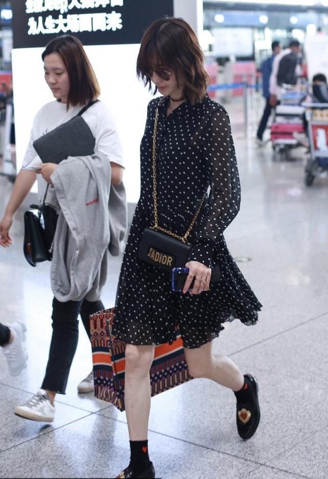 王丽坤剪了短发，穿上黑色波点裙走机场，网友：真的只有33岁吗？