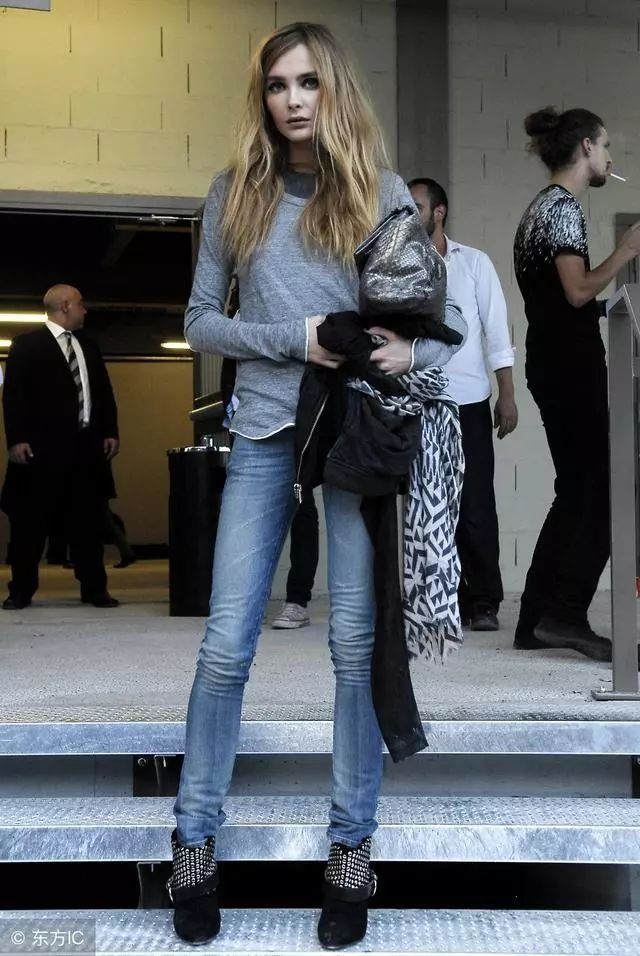 简约牛仔裤的轮廓外形美观，时尚和舒适，让你一种温暖的感觉