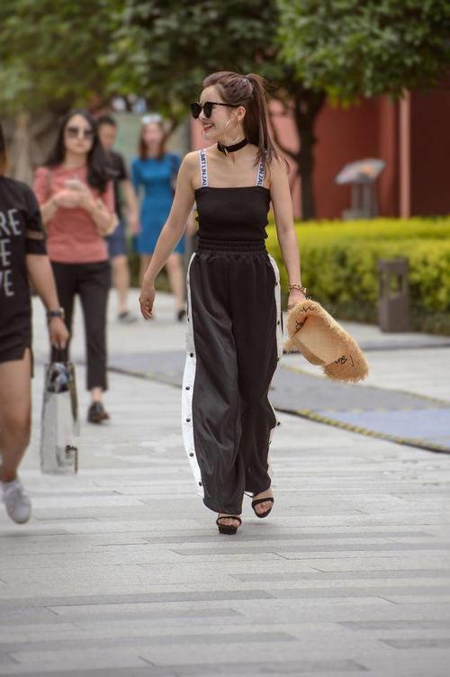 路人街拍，小姐姐穿出干练与自信，热裤尽显完美大长腿