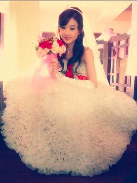 穿婚纱演戏很青涩,赵丽颖拿手捧花,紧张到摸头发