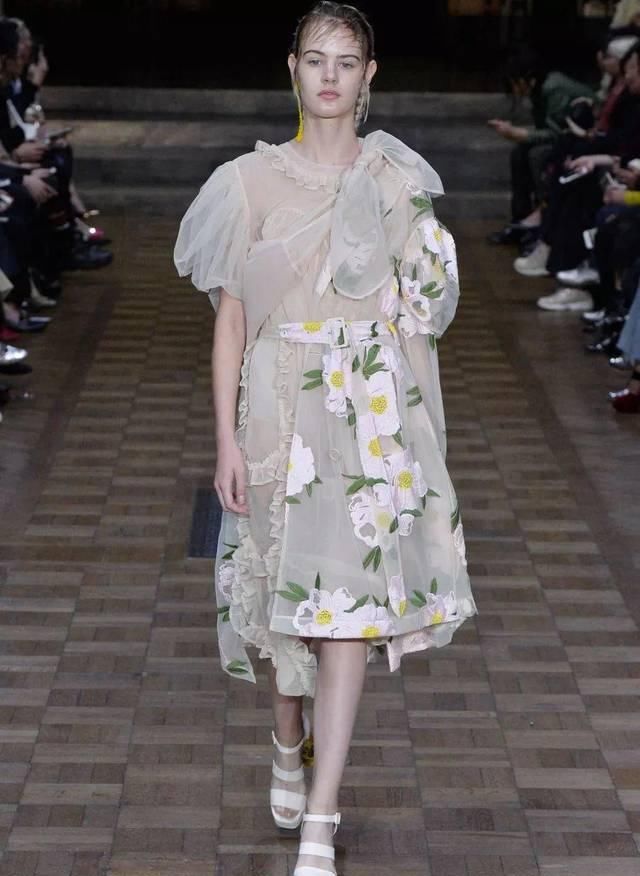  『穿着』只要穿着Simone Rocha，就可以一直做少女哦