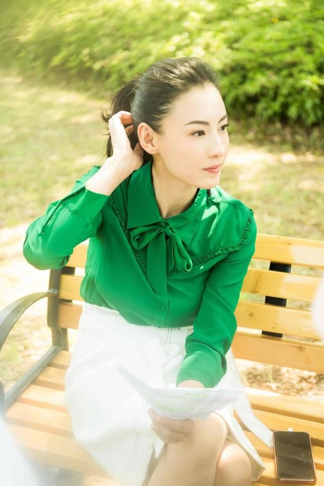 张柏芝真大胆！穿的绿色衬衫上面的勒成这样网友：不是一般的大！