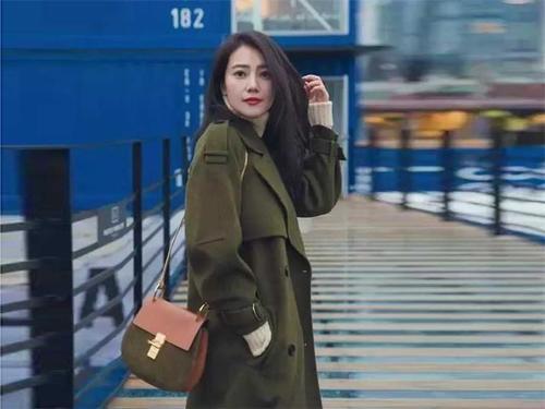 女神高圆圆机场新秀,气质碾压全场,轻松驾驭“原谅色”