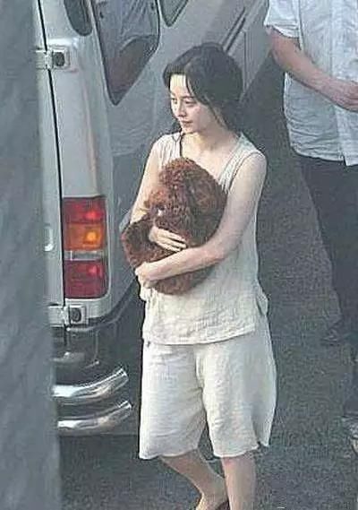 女星“睡衣出行风”：戚薇吴昕有点可爱，不得不说最有气质还是她