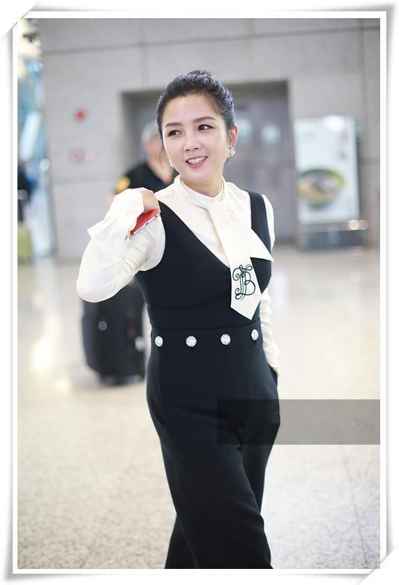 蔡依林是156，何洁是157，二人同穿阔腿裤，差距绝不止1cm！