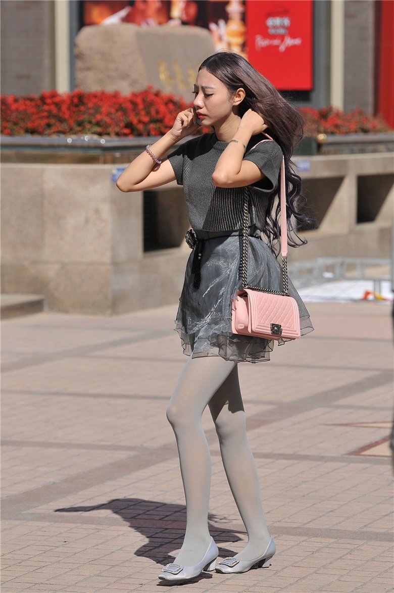 街拍：难得一见的灰丝细腿美女，女神雅典娜附体了