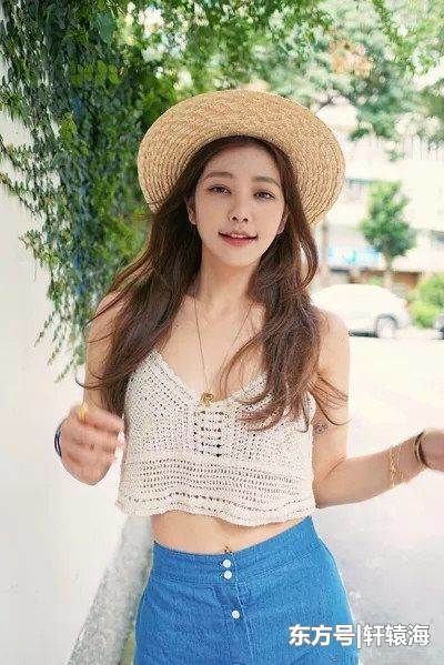许路儿穿吊带上衣配牛仔裙，露性感小蛮腰，身材赶上超模让人羡慕