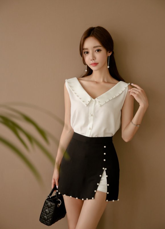 孙允珠身穿黑白裙装，展现修长大腿，举手投足间尽显妩媚动人!