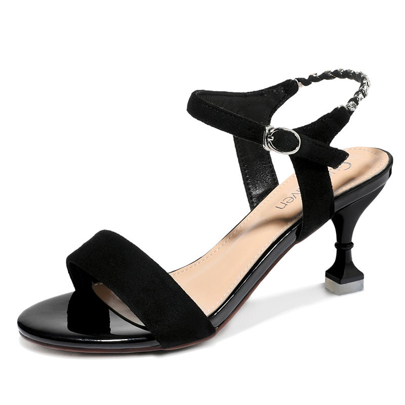 还在傻傻穿平底鞋?女人的鞋柜少不了一双高跟鞋，让你成为公主