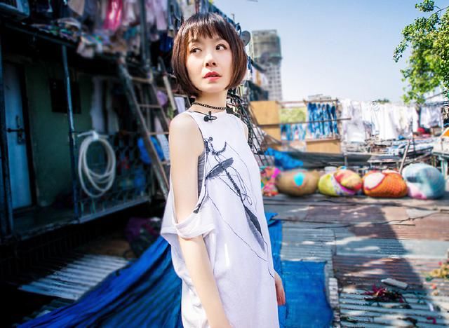 48岁鲁豫终于找回了高衣品，阔腿裤配宽松上衣，简直像换了个人