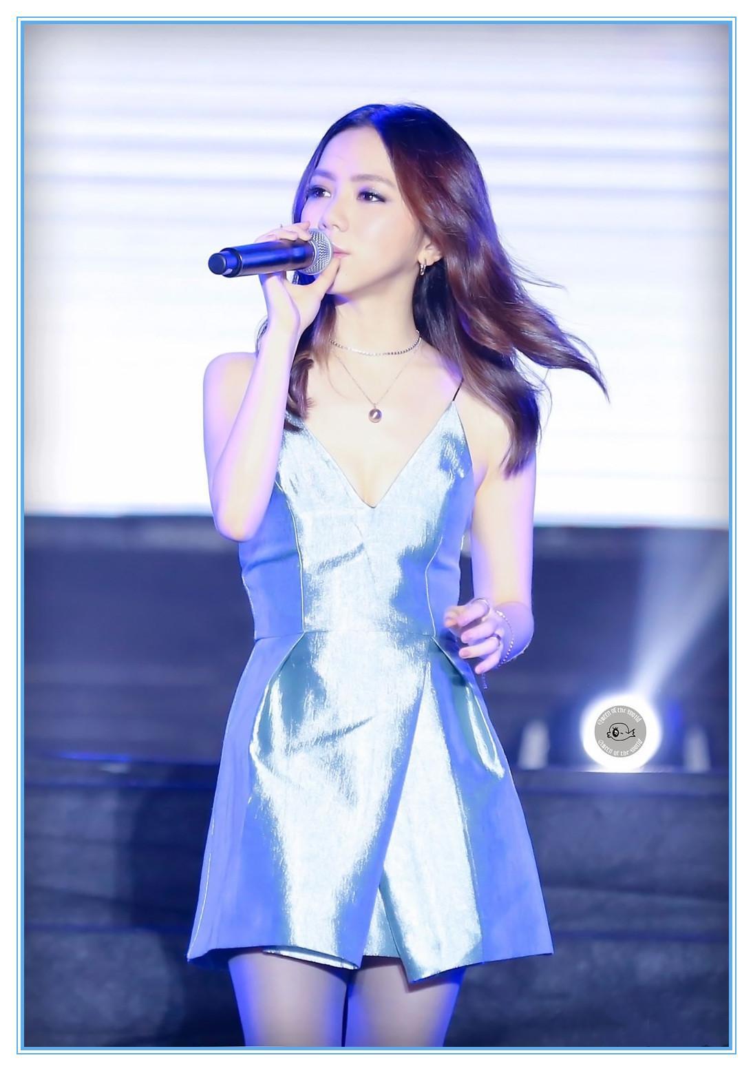 看了娜扎的深V裙，再看看邓紫棋，终于知道清纯和妩媚的差距了！