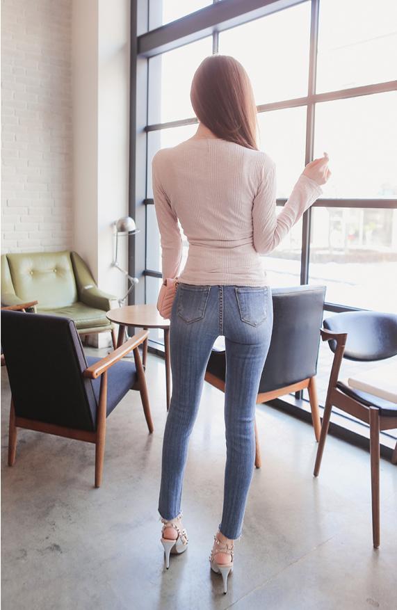 街拍：这位小姐姐光艳逼人，身材凸的好令人怦然心动 你觉得呢