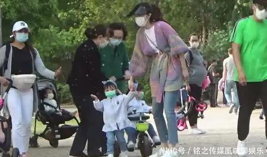 『亲家』熊黛林一家六口公园散心,亲家合体其乐融融,临走前不忘全身消毒