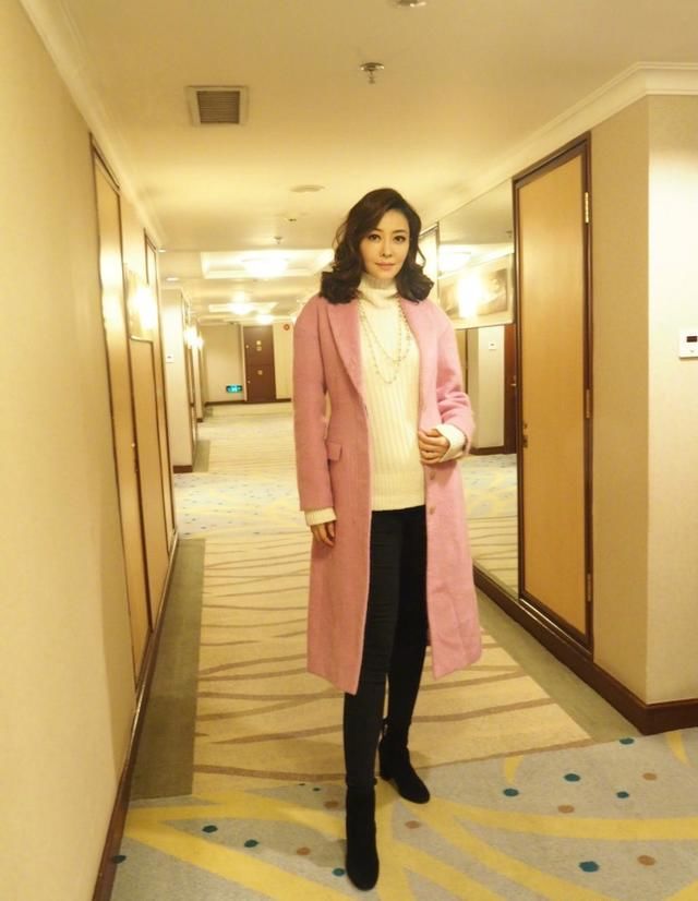 熊黛林产后三个月就穿紧身裙，脚踩平底鞋却惊艳，女神站姿博好感