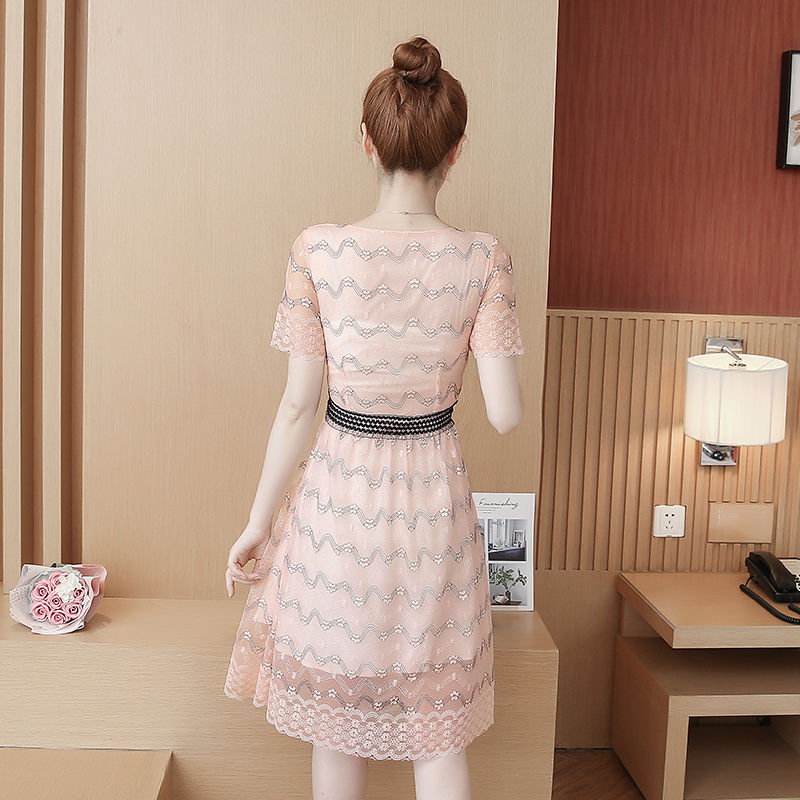 去机场接46岁老婆，时髦的她穿这，蕾丝裙+高跟鞋，从头美到脚