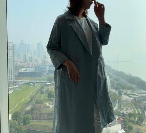  优雅@拥有细长美腿的小姐姐西装风衣搭配，真的显气质！