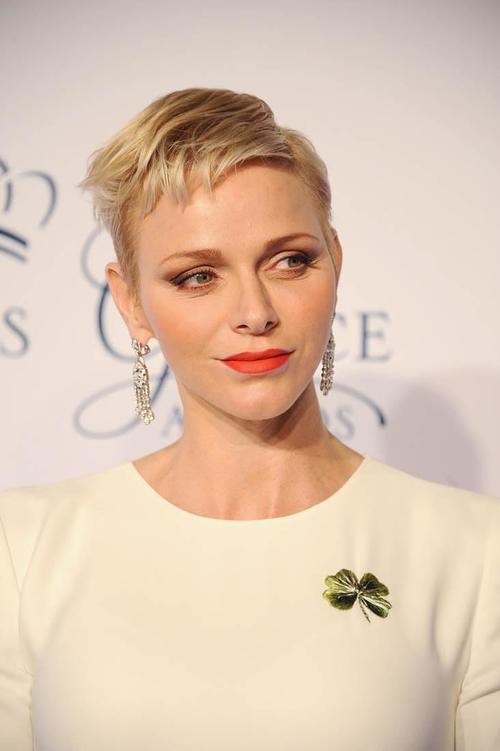 只知道凯特和梅根?快来围观7国贵族美人出街的大胆选色