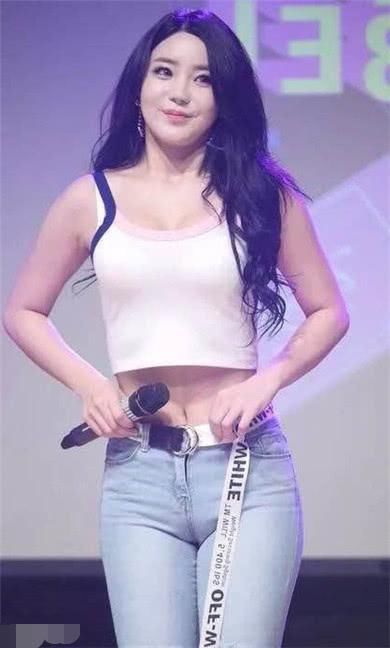 俏丽小姐姐，紧身牛仔裤太紧显勒痕，竟然还向上提