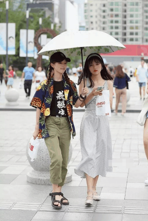 街拍: 图3黑色T恤百搭, 左边美女身材性感亮点十足!