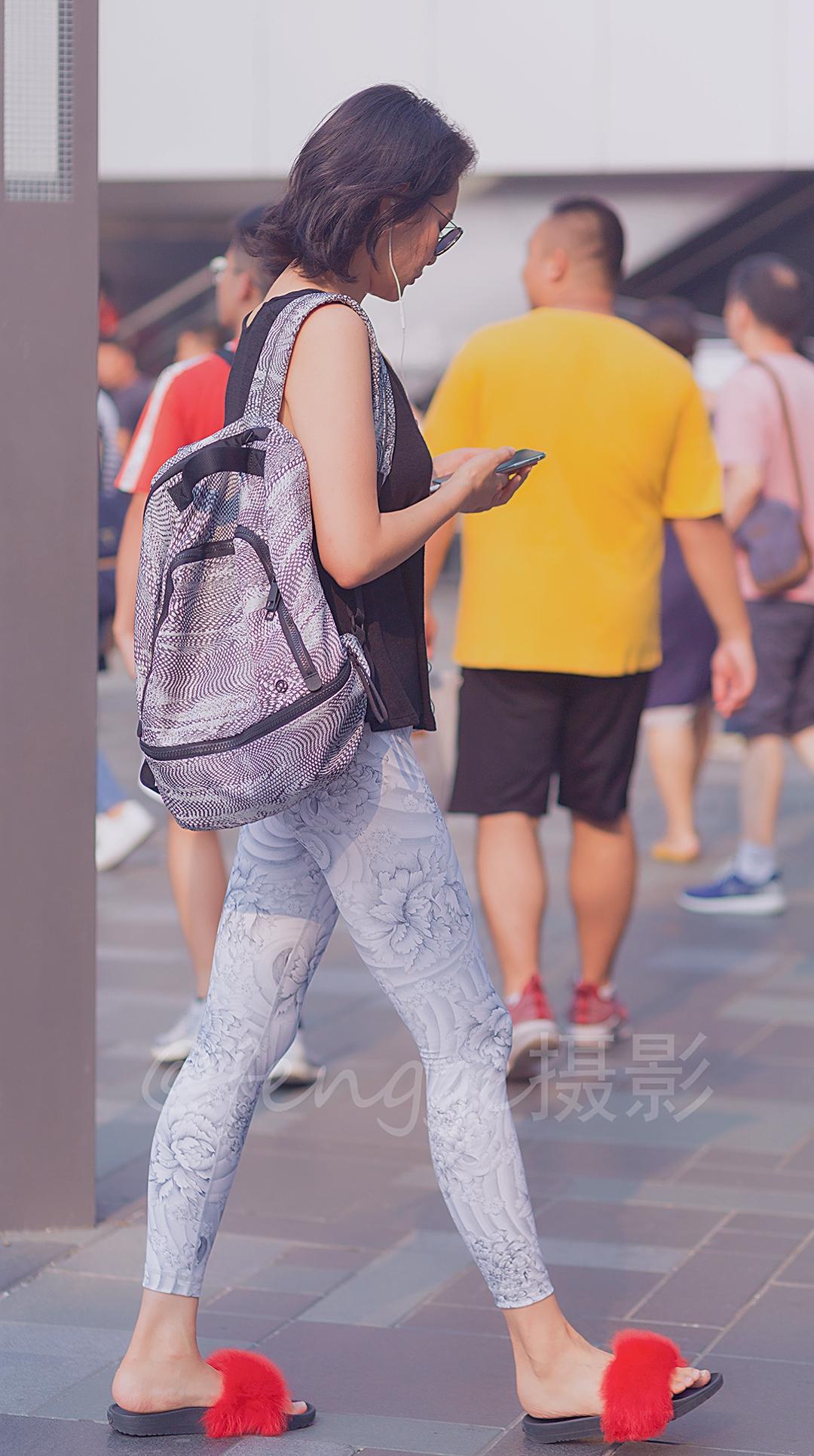 街拍: 这条白色印花紧身裤真特别, 从此再不用担心画风尴尬了