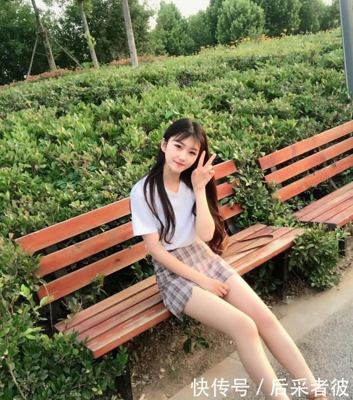  「显得」背带裤也是小女生非常喜欢的款式，穿在身上显得朝气蓬勃