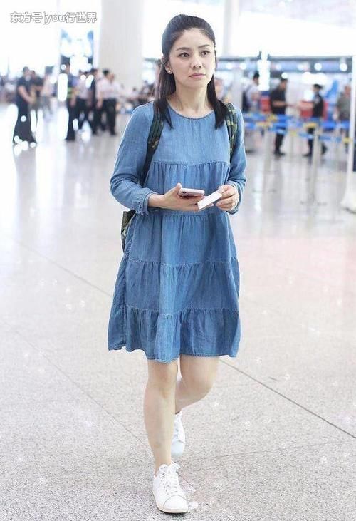 胡可几乎纯素颜，脸暗黄又松弛！网友：自信的女人才敢这么真实！