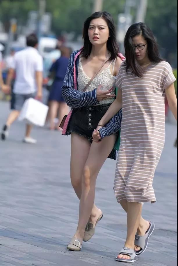 街拍路人，出门逛街怎么能少了一套令人怦然心动的衣服?