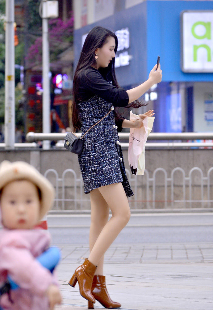 时尚街拍，仙气十足的长裙，彰显时尚的魅力!