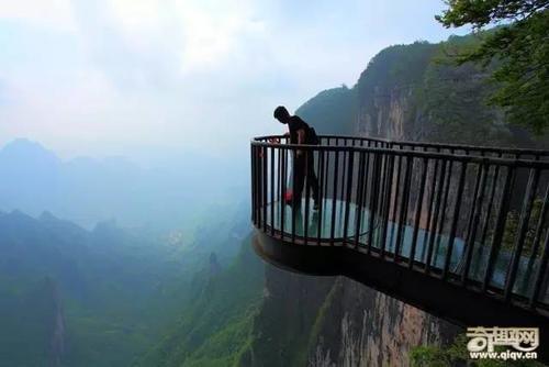 世上最长全透明玻璃桥开放!美女吓尿说：谁背我过去，就嫁给他！