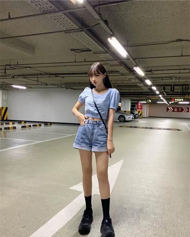  『蓝色』初夏季节就要穿蓝色，搭配什么都出彩，这样穿搭出街养眼又时髦