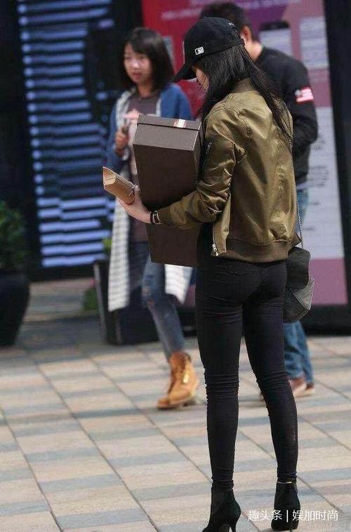 穿紧身裤的小姐姐,百变的穿搭很时尚,尽显女性的知性优雅!