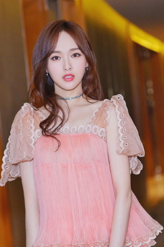 这样的裙子都能驾驭，唐嫣的大长腿果然名不虚传