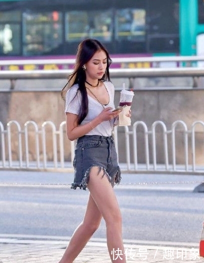 【迷人】迷人靓丽的美女街拍曼妙多姿的美女,彰显潮流的气息