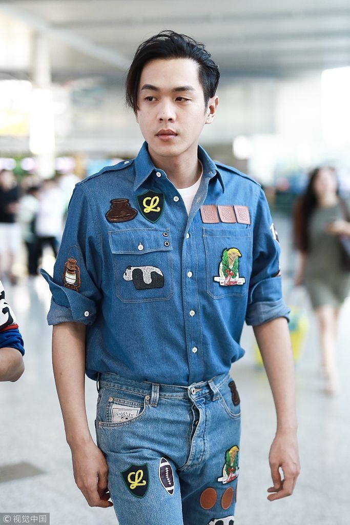 潮气小哥上线！张若昀长刘海马尾辫大变妖孽 着牛仔套装蹲地系鞋