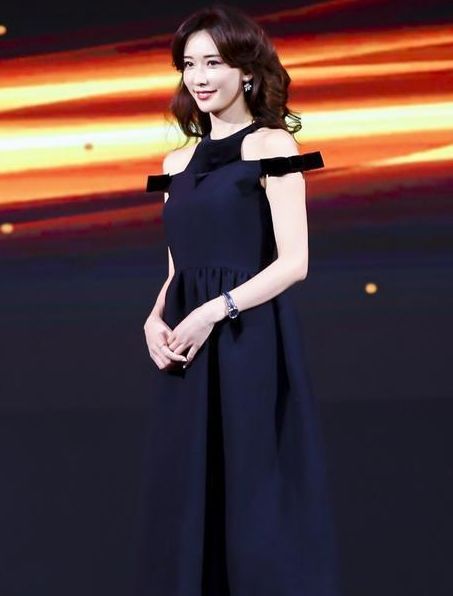 林志玲现活动，一件旗袍平淡无奇，转身的瞬间，整个世界都静止了