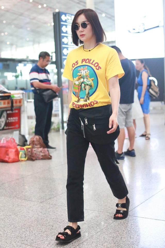 都在拼命的秀腰，袁姗姗却戴个大腰包遮住，网友：你是第一人吧？