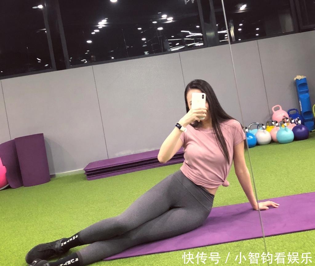  凸显：街拍：休闲上衣搭配打底裤，简约大方，凸显迷人的身姿